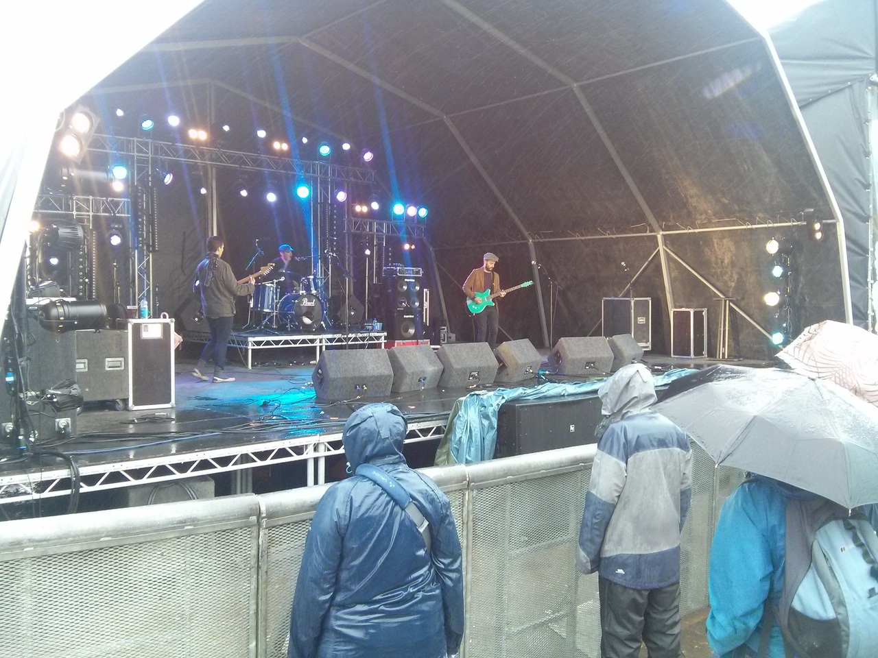 Hazel watching Laetitia in the peeing rain at Indietracks 2015